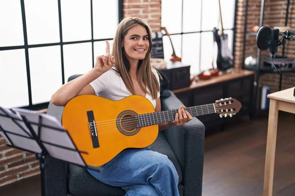 Jovem Mulher Bonita Tocando Guitarra Clássica Estúdio Música Surpreso Com — Fotografia de Stock
