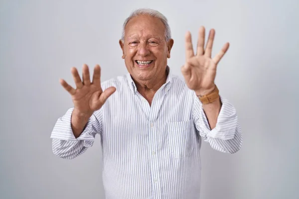 Uomo Anziano Con Capelli Grigi Piedi Sfondo Isolato Mostrando Indicando — Foto Stock