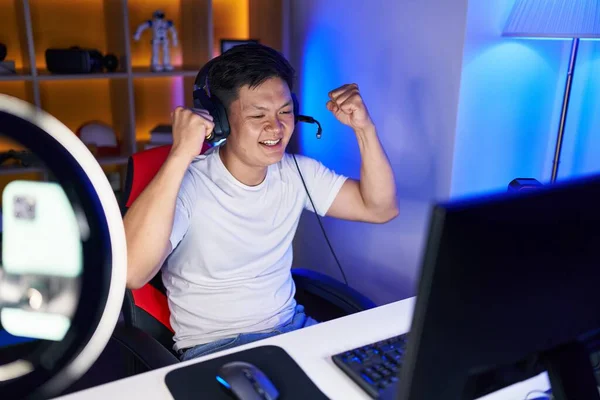 Νεαρός Κινέζος Streamer Παίζει Βιντεοπαιχνίδι Την Έκφραση Του Νικητή Στο — Φωτογραφία Αρχείου