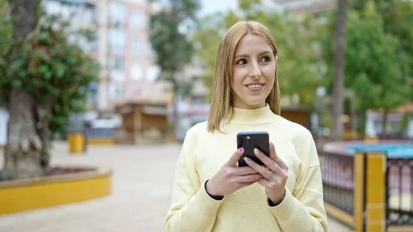 Young Blonde Woman Smiling Confident Using Smartphone Park — ストック写真