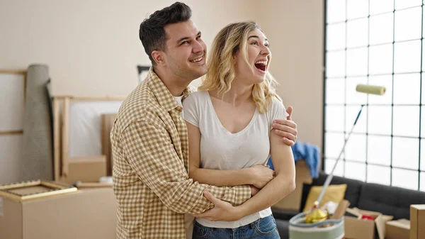Man Woman Couple Hugging Each Other Standing New Home — Stock Photo, Image