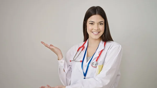 Νεαρή Όμορφη Ισπανόφωνη Γυναίκα Γιατρός Χαμογελά Αυτοπεποίθηση Δείχνοντας Χέρια Στο — Φωτογραφία Αρχείου