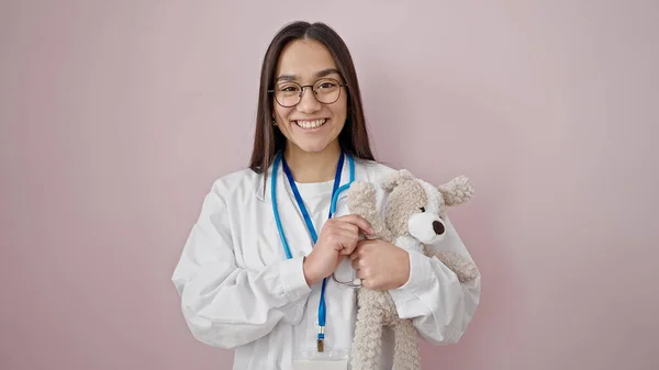 Junge Schöne Hispanische Ärztin Lächelt Zuversichtlich Hält Teddybär Über Isolierten — Stockfoto