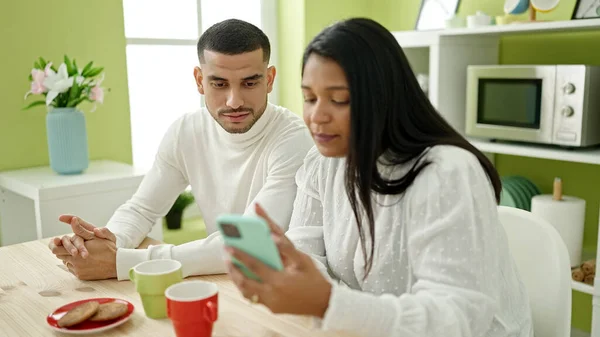 Man Woman Couple Having Breakfast Using Smartphone Home — Stok fotoğraf