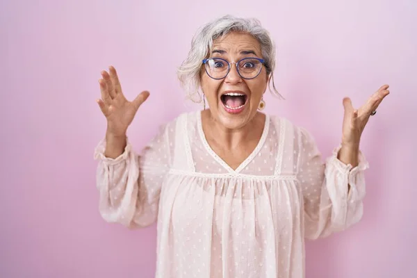 Middle Age Woman Grey Hair Standing Pink Background Celebrating Crazy — Fotografia de Stock