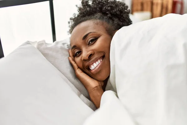 Afro Amerikaanse Vrouw Glimlachen Zelfverzekerd Liggend Bed Slaapkamer — Stockfoto