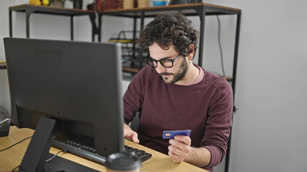 Fiatal Spanyol Férfi Üzleti Dolgozó Számítógépes Hitelkártya Dolgozik Irodában — Stock Fotó
