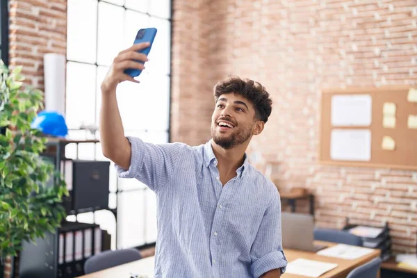 Ung Arabisk Man Företagare Gör Selfie Smartphone Kontoret — Stockfoto