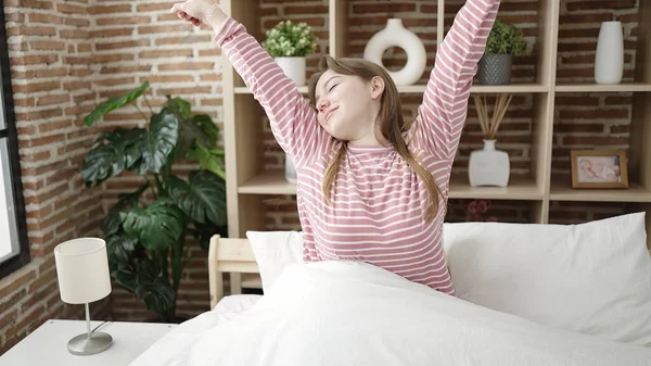Joven Mujer Rubia Despertando Estirando Los Brazos Dormitorio —  Fotos de Stock