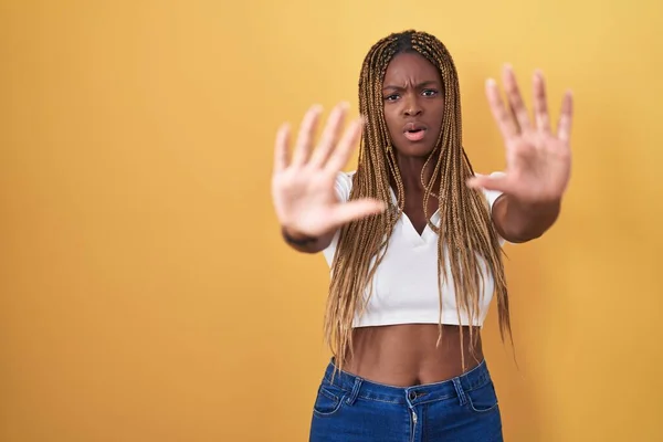 Afro Amerikaanse Vrouw Met Gevlochten Haar Staan Gele Achtergrond Doen — Stockfoto