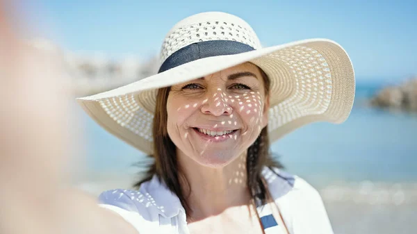 Mulher Hispânica Meia Idade Turista Sorrindo Usando Chapéu Verão Tirando — Fotografia de Stock