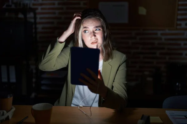 Geceleri Ofiste Çalışan Sarışın Beyaz Bir Kadın Kafası Karışıyor Soru — Stok fotoğraf
