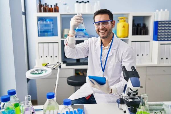 Laboratuvarda Dokunmatik Ped Kullanarak Sıvıyı Ölçen Genç Spanyol Bilim Adamı — Stok fotoğraf