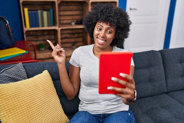 Μαύρη Γυναίκα Σγουρά Μαλλιά Χρησιμοποιώντας Touchpad Κάθεται Στον Καναπέ Χαμογελώντας — Φωτογραφία Αρχείου