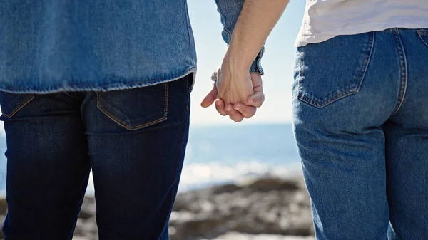 Man Woman Couple Standing Hands Together Backwards Seaside — Stock Photo, Image