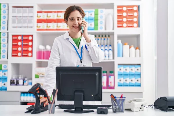 Young Woman Pharmacist Talking Smartphone Using Computer Pharmacy — Foto Stock