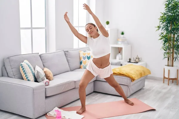 Jeune Belle Femme Hispanique Faisant Exercice Yoga Debout Maison — Photo