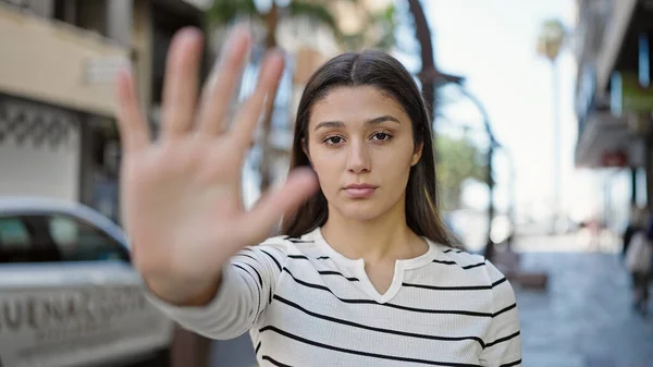 Νεαρή Όμορφη Ισπανίδα Γυναίκα Κάνει Στάση Χειρονομία Χέρι Στο Δρόμο — Φωτογραφία Αρχείου