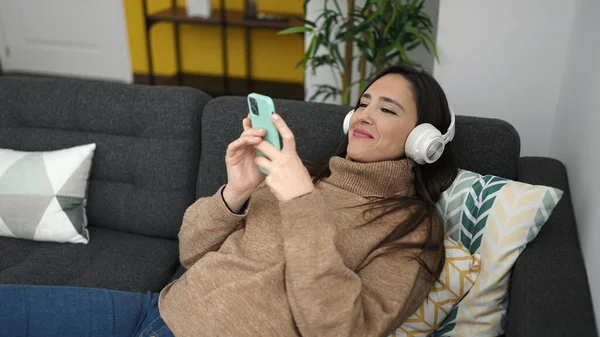 Belle Femme Hispanique Écoutant Musique Avec Smartphone Couché Sur Canapé — Photo