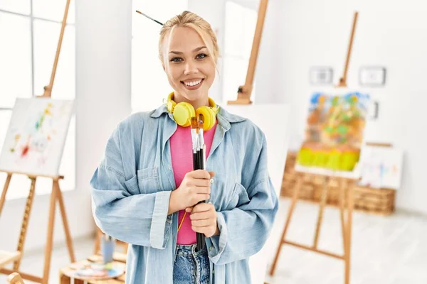 Junge Kaukasische Künstlerin Lächelt Selbstbewusst Und Hält Pinsel Kunstatelier — Stockfoto