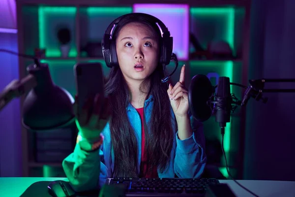 Mladá Asijská Žena Hraje Videohry Chytrým Telefonem Ohromen Překvapen Vzhlíží — Stock fotografie