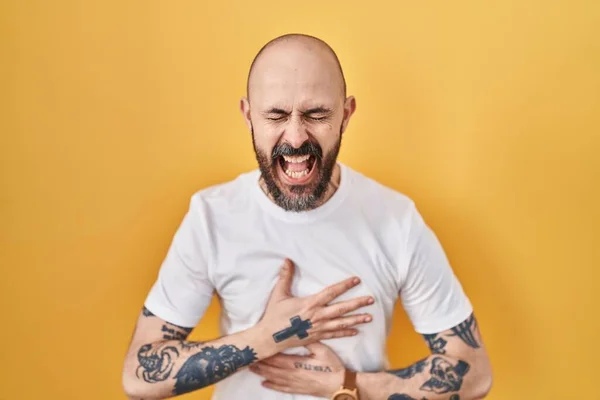 Young Hispanic Man Tattoos Standing Yellow Background Smiling Laughing Hard — Stock Photo, Image
