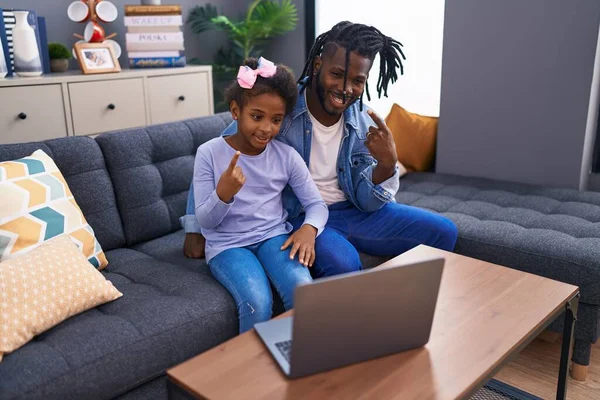 Afryki Ojciec Córka Robi Wideo Rozmowy Laptopie Domu Uśmiechając Szczęśliwy — Zdjęcie stockowe