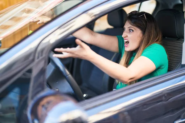Μια Νεαρή Ισπανίδα Εξοργισμένη Γυναίκα Οδηγεί Αυτοκίνητο Στο Δρόμο — Φωτογραφία Αρχείου