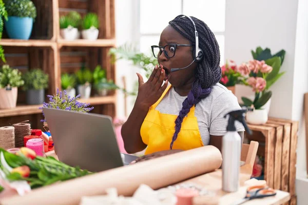 Jonge Afrikaanse Vrouw Werkt Bloemenwinkel Doet Videogesprekken Mond Met Hand — Stockfoto