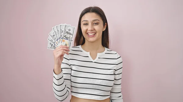 Joven Hermosa Mujer Hispana Sonriendo Confiada Sosteniendo Dólares Sobre Fondo — Foto de Stock