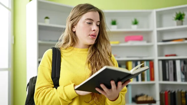 Junge Blonde Studentin Mit Rucksack Liest Notizbuch Der Bibliothek Universität — Stockfoto
