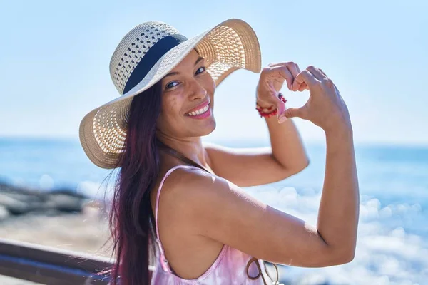 Jonge Mooie Spaanse Vrouw Toerist Doet Hart Gebaar Met Handen — Stockfoto