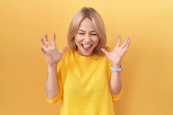 Sarı Kazak Giyen Genç Beyaz Kadın Başarının Çılgınlığını Kutluyor Kollarını — Stok fotoğraf