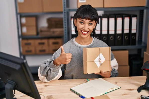Młoda Latynoska Kobieta Pracuje Małym Biznesie Commerce Uśmiechnięta Szczęśliwy Pozytywny — Zdjęcie stockowe