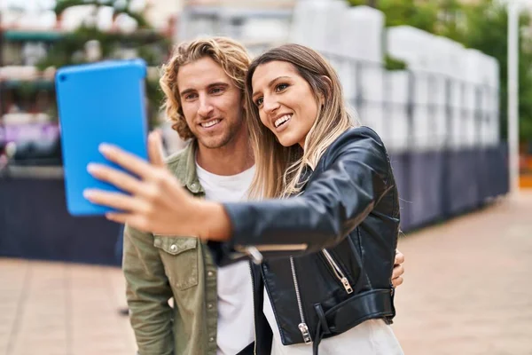 Homem Mulher Casal Sorrindo Confiante Fazer Selfie Pelo Touchpad Parque — Fotografia de Stock