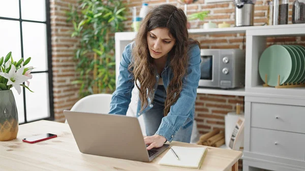 Jovem Bela Mulher Hispânica Usando Laptop Sala Jantar — Fotografia de Stock