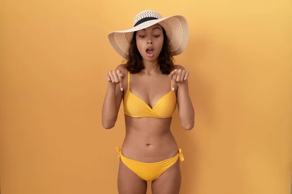 Young Hispanic Woman Wearing Bikini Summer Hat Pointing Fingers Showing — Stock Photo, Image