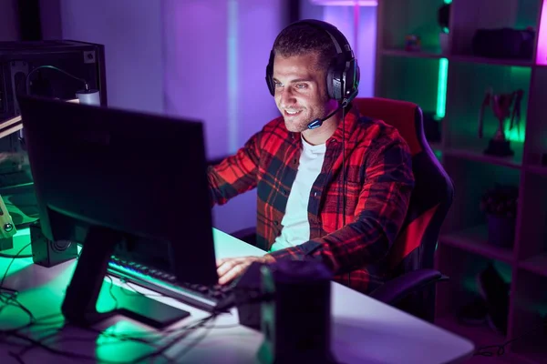 Young Caucasian Man Streamer Playing Video Game Using Computer Gaming — Stock Photo, Image