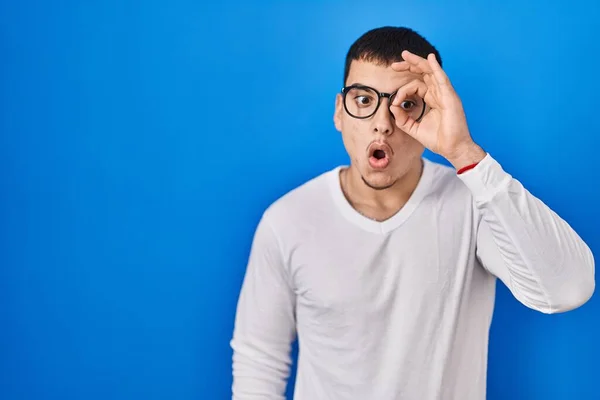 Mladý Arabský Muž Oblečený Obyčejné Bílé Košili Brýlích Dělal Pořádku — Stock fotografie