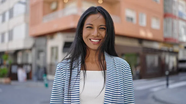 站在街上自信地微笑的非裔美国女人 — 图库照片