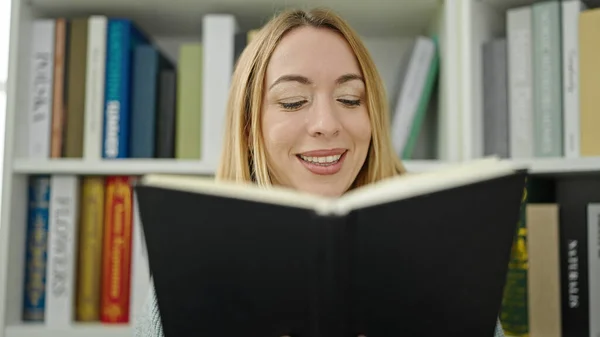 Young Blonde Woman Student Smiling Confident Reading Book Library University — Stock Photo, Image