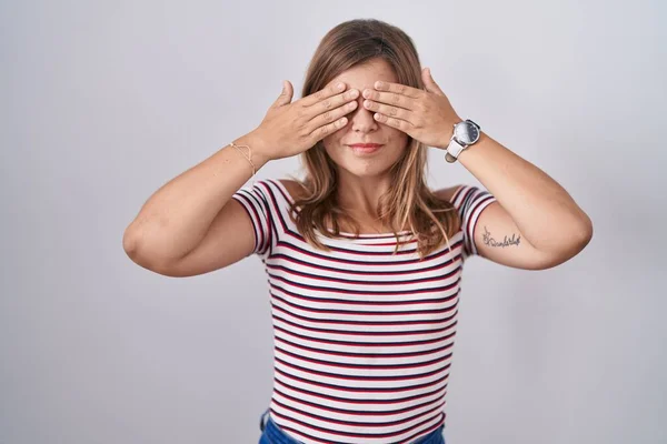Молода Іспаномовна Жінка Стоїть Над Ізольованим Тлом Прикриваючи Очі Руками — стокове фото