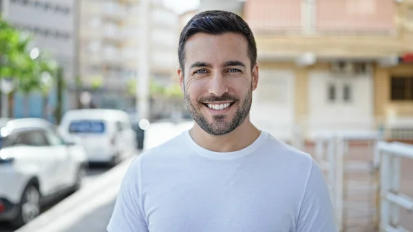 Jovem Hispânico Sorrindo Confiante Rua — Fotografia de Stock
