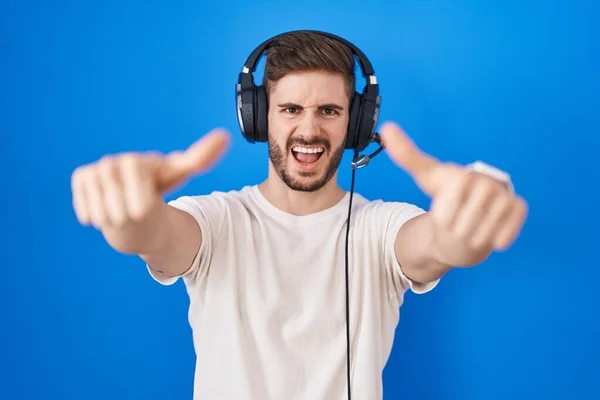 Латиноамериканець Бородою Який Слухає Музику Навушниках Схвалюючи Позитивний Жест Рукою — стокове фото