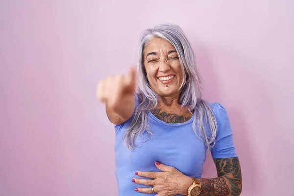 Mujer Mediana Edad Con Tatuajes Pie Sobre Fondo Rosa Riéndose —  Fotos de Stock