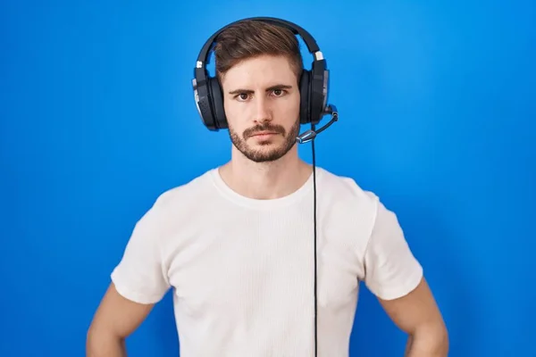 Hombre Hispano Con Barba Escuchando Música Usando Auriculares Escéptico Nervioso — Foto de Stock