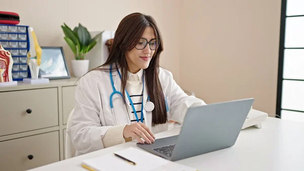 年轻美丽的惊慌失措的女医生在诊所使用笔记本电脑 — 图库照片