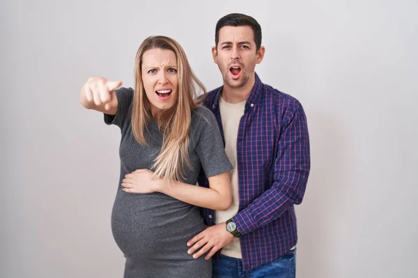 Genç Bir Çift Beyaz Arka Planda Duran Bir Bebek Bekliyor — Stok fotoğraf