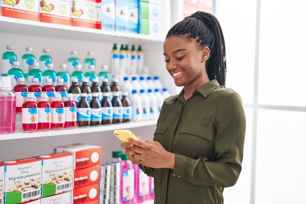 African American Woman Customer Using Smartphone Standing Pharmacy — Stockfoto