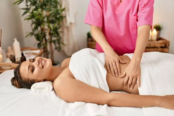 Ung Vacker Latinamerikansk Kvinna Ligger Bordet Med Massage Skönhetssalong — Stockfoto